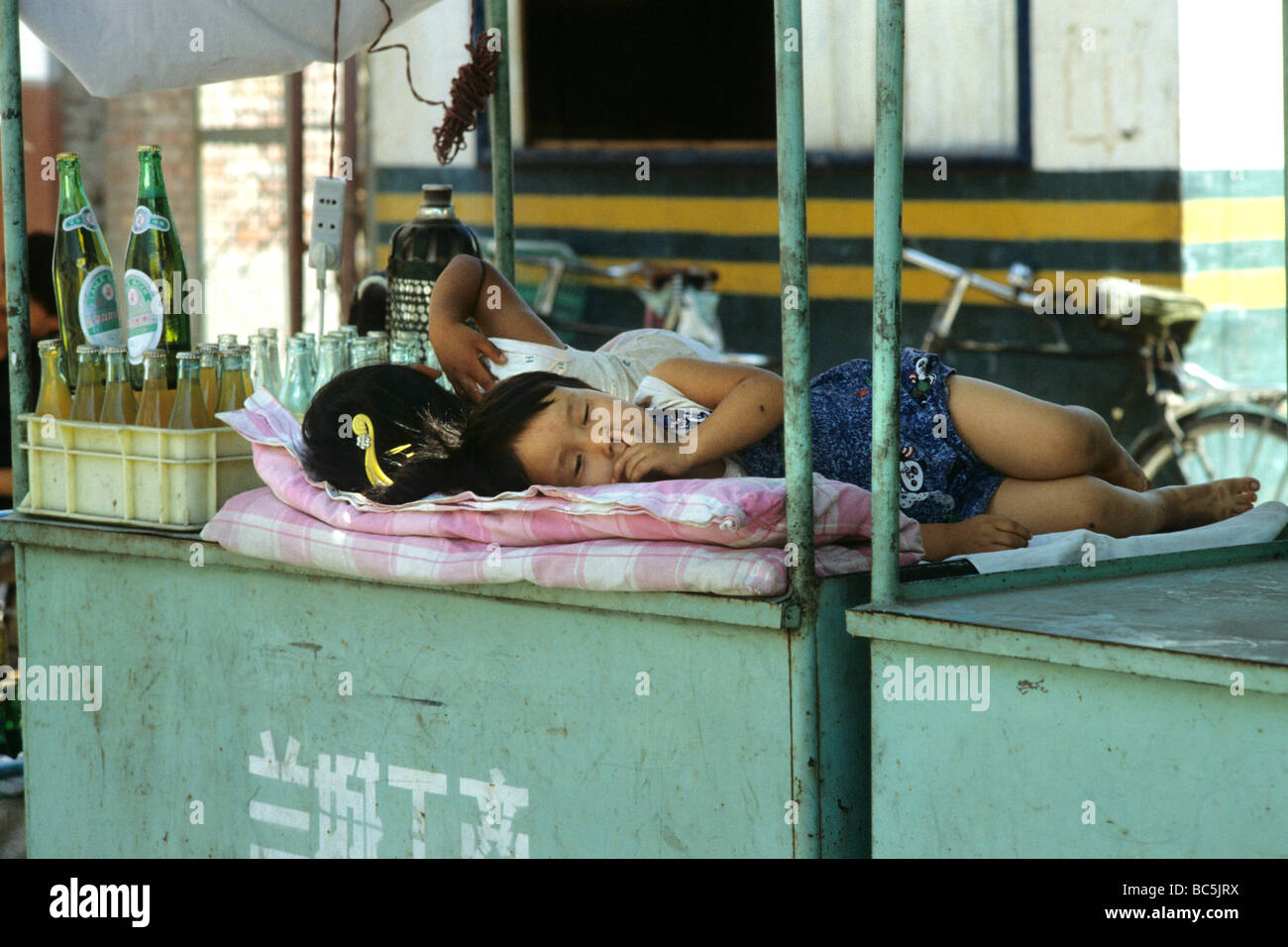 China Lanzhou Kinder schlafen auf einem Stand auf dem Markt Stockfoto