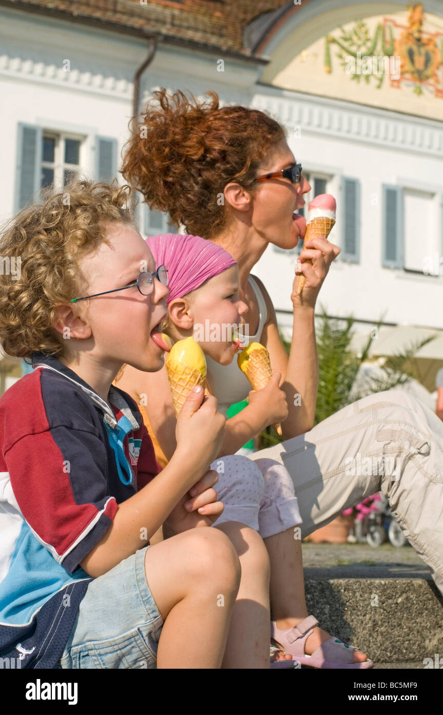Deutschland, Baden-Württemberg, den Bodensee, Mutter und zwei Kinder (3-5), essen Eis Creme Kegel Stockfoto