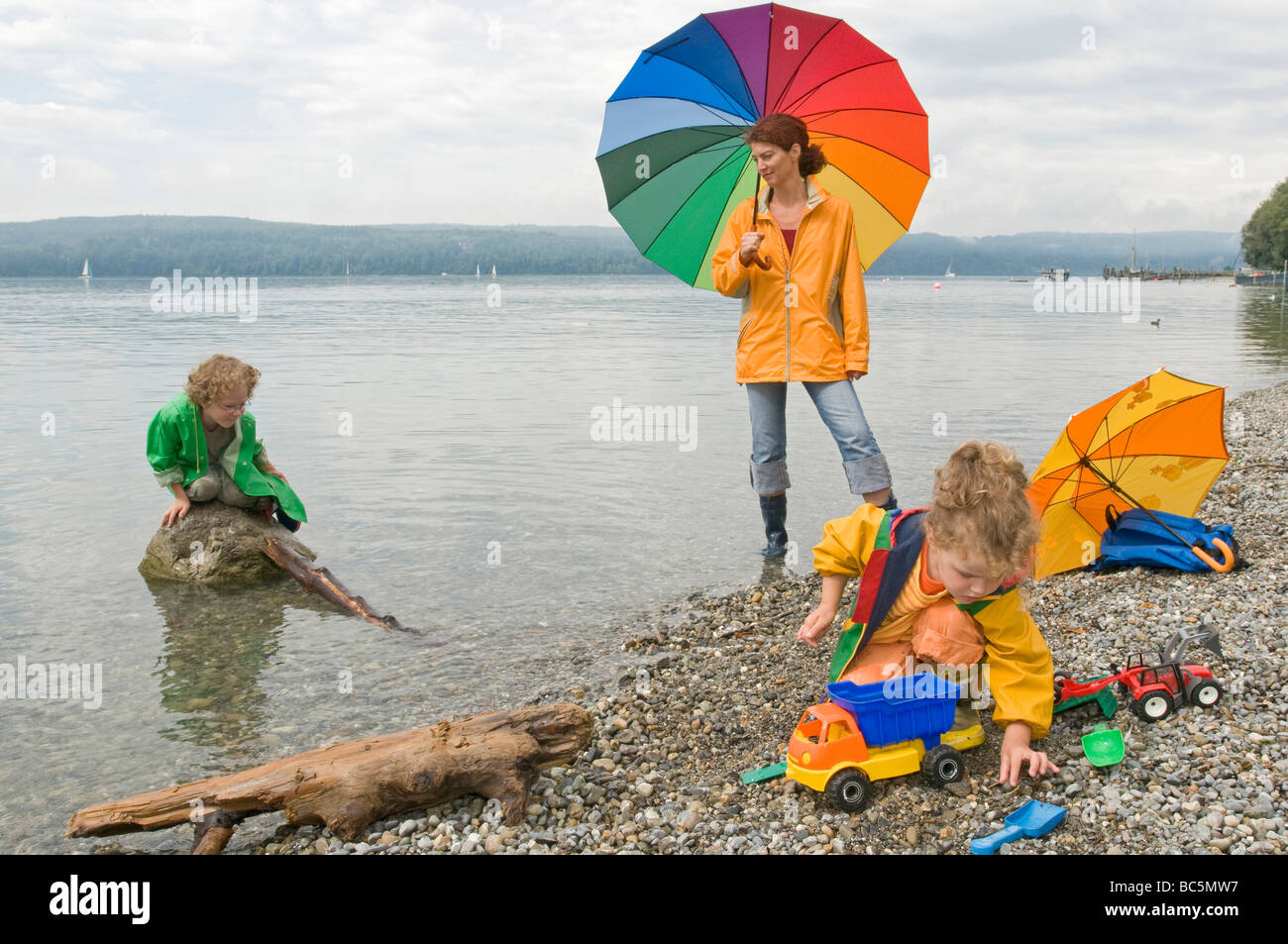 Deutschland, Baden-Württemberg, den Bodensee, Mutter und Kinder (3-5) spielen auf shorre Stockfoto