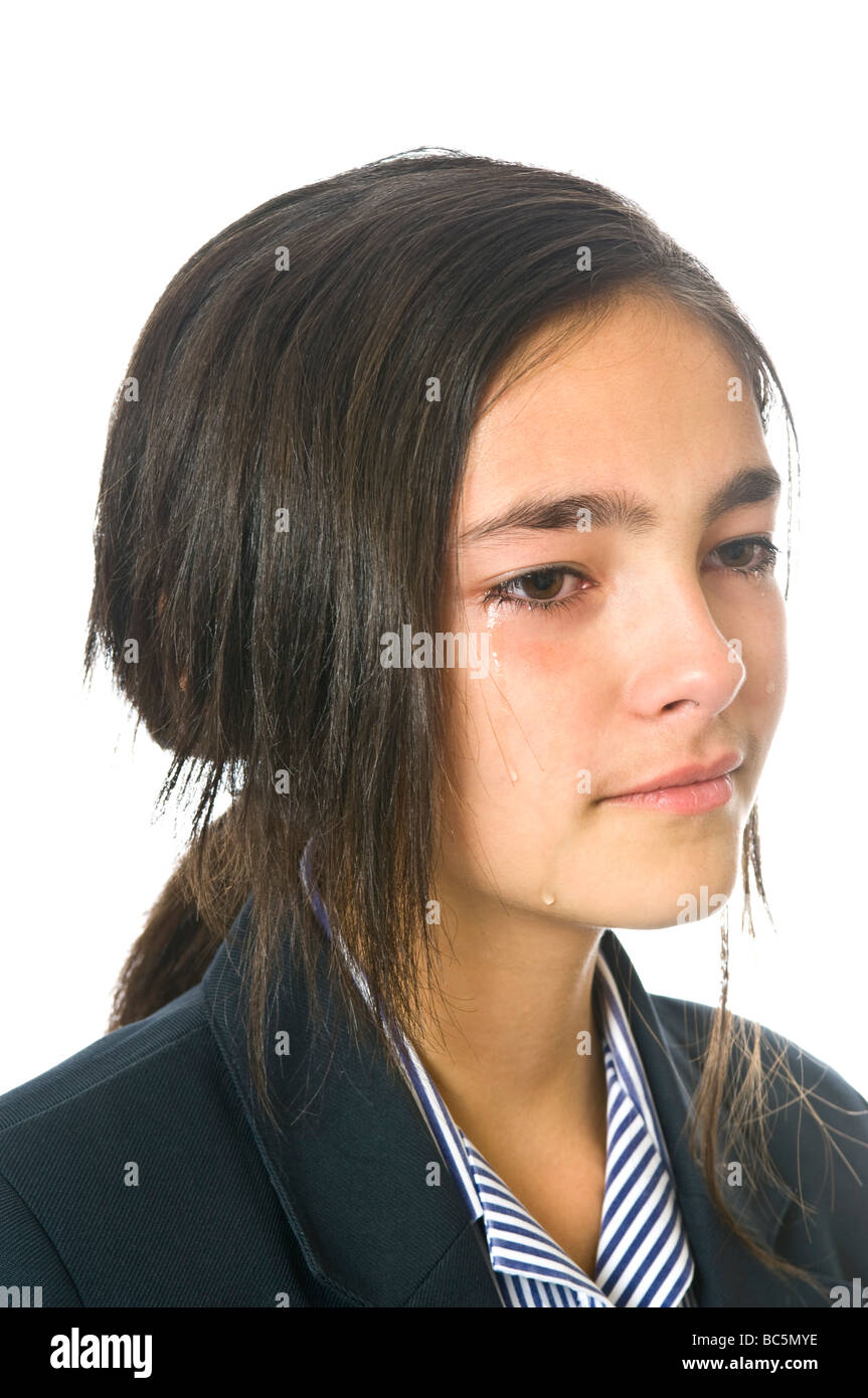Kopf und Schulter Portrait eines kaukasischen Mädchens suchen traurig mit Tränen auf die Wange vor dem Hintergrund von reinem weiß (255). Stockfoto