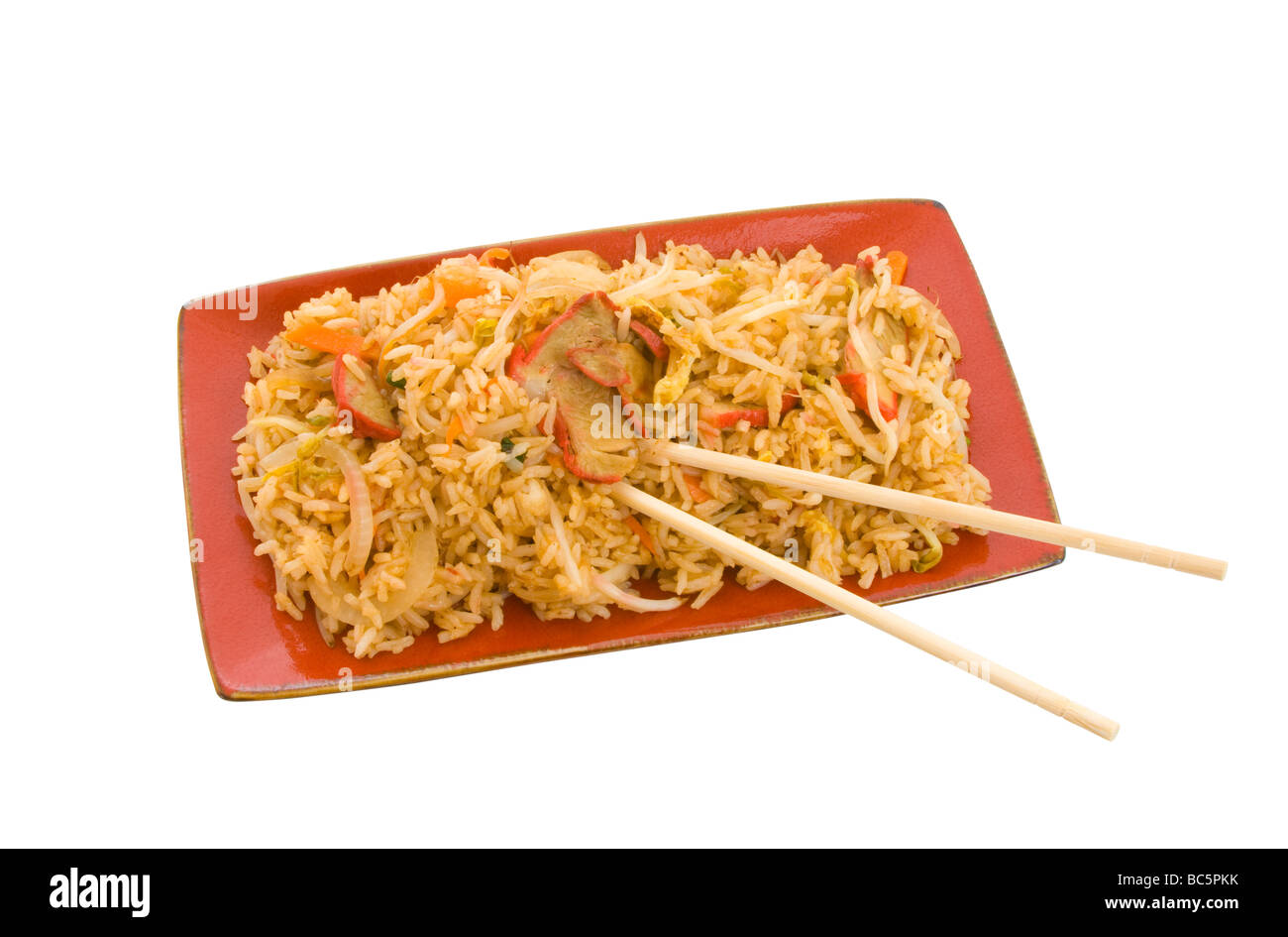 Gebratener Reis auf dem Teller mit Stäbchen isoliert auf weißem Hintergrund Stockfoto