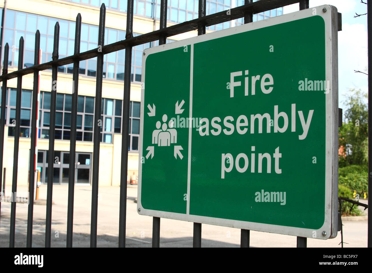 Eine Versammlung Punkt Feuerzeichen. Stockfoto