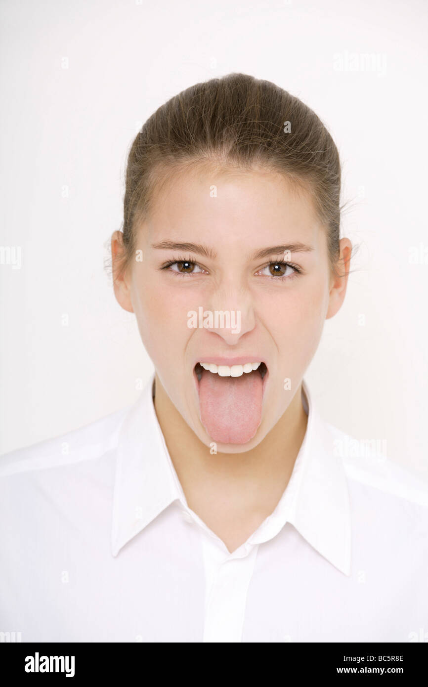 Junge Frau (16-17) stossen Zunge heraus, Porträt Stockfoto