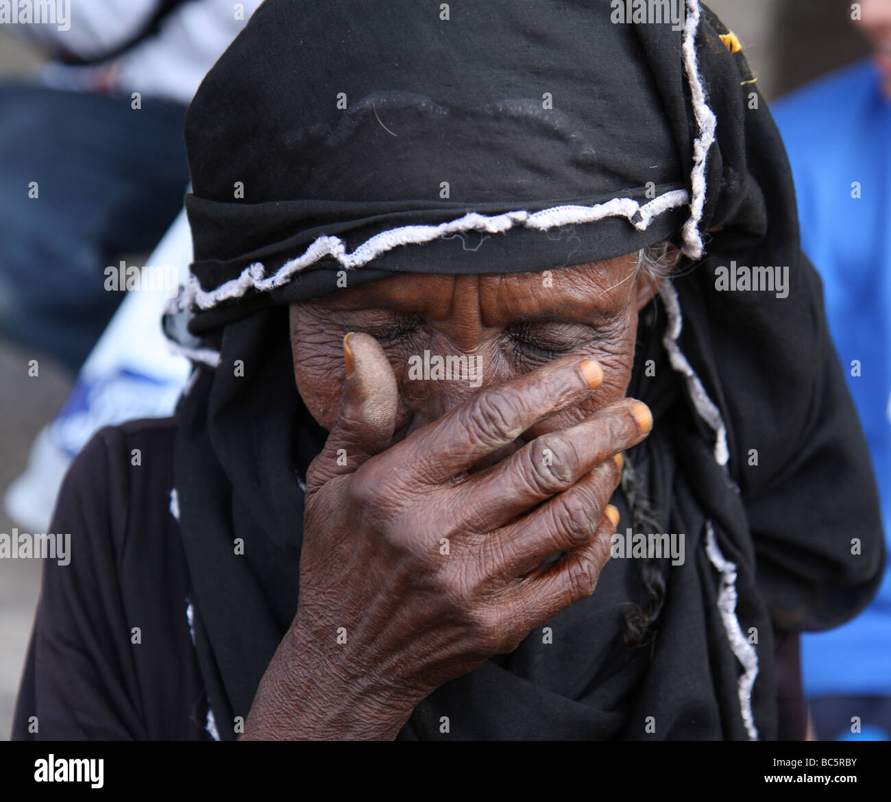 Eine äthiopische Frau bedeckt ihr Gesicht. Stockfoto
