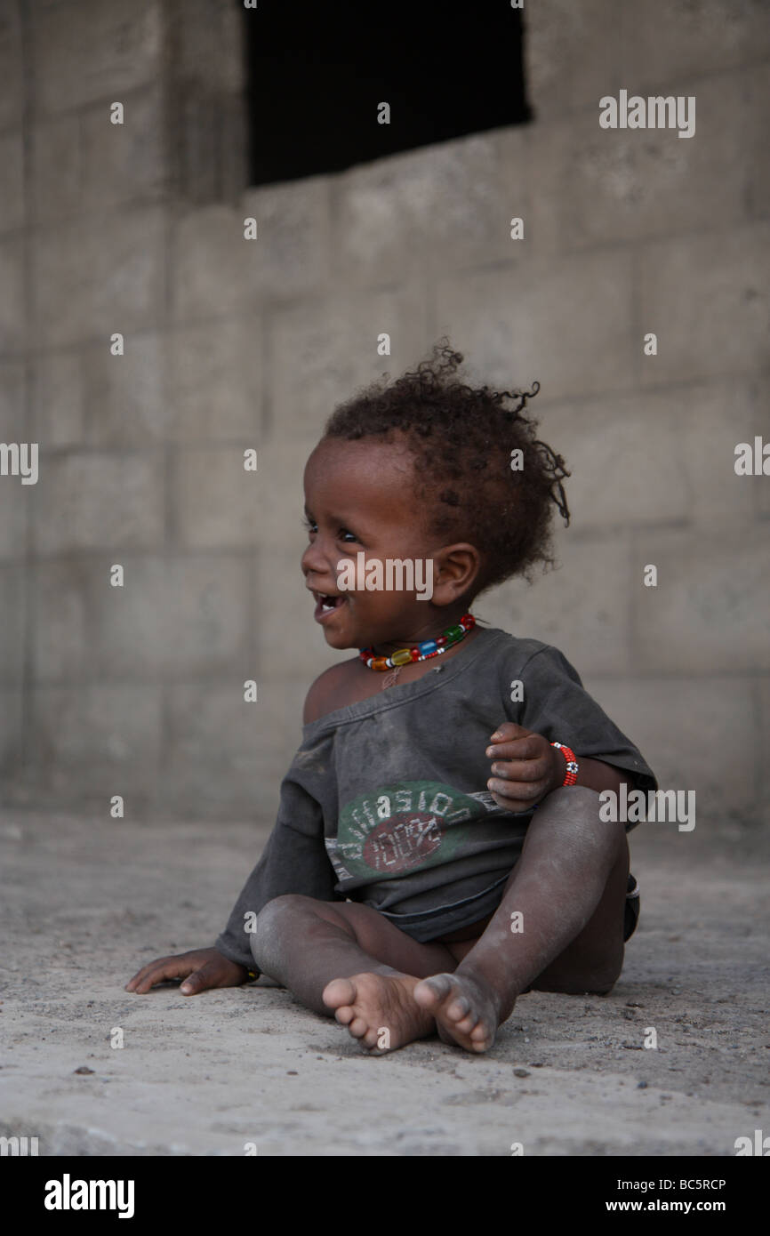 Ein Kind spielt außerhalb einer Baustelle in Äthiopien Stockfoto