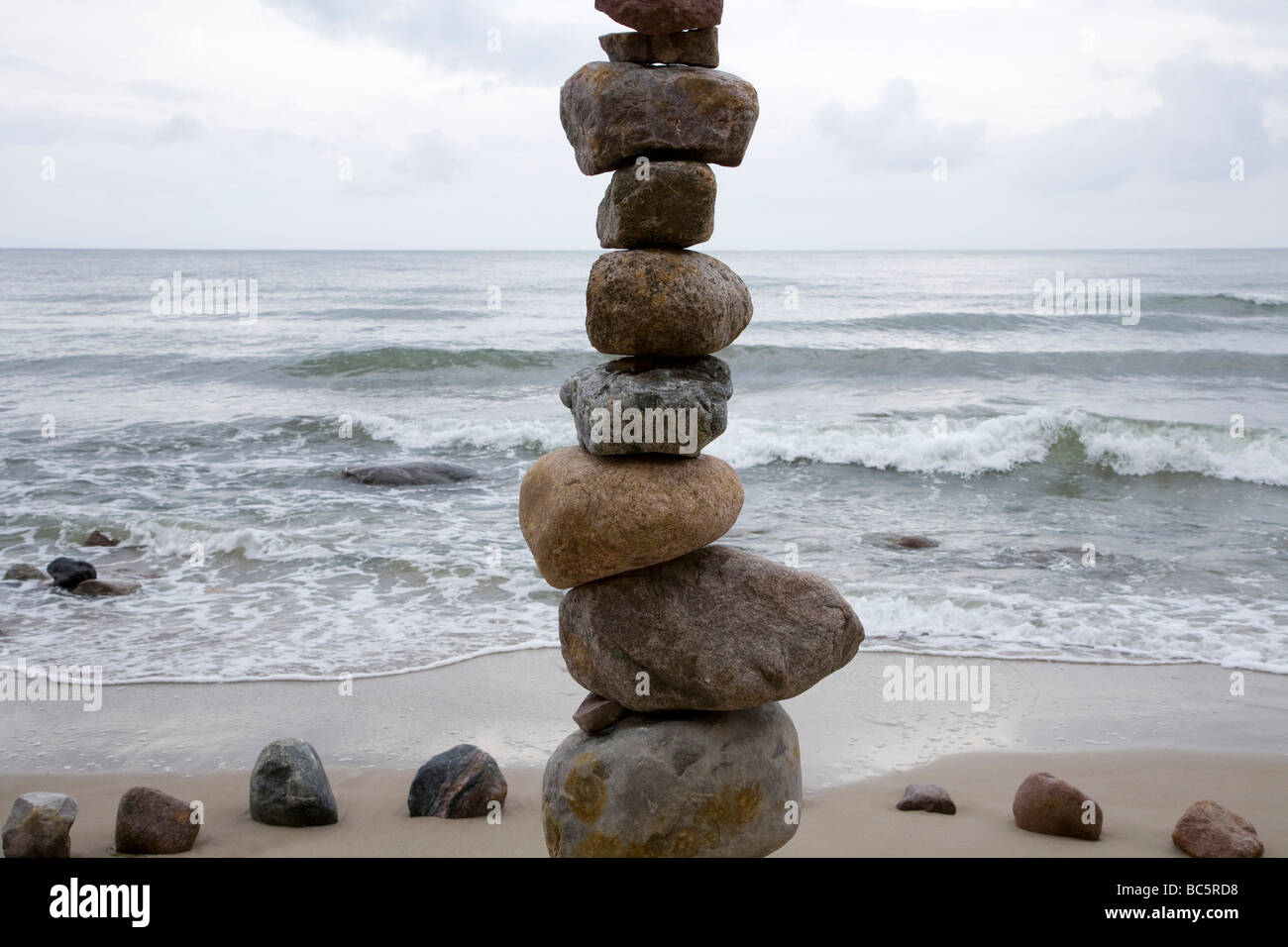 Deutschland, Mecklenburg-Vorpommern, Insel Rügen, Stapel von Steinen am Strand Stockfoto