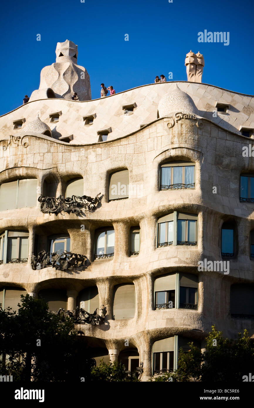 Das gewölbte Dach und komplexe Schornstein Detaillierung der Casa Mila bei Sonnenuntergang modernistischen Stil von Gaudi Barcelona Spanien gebaut Stockfoto
