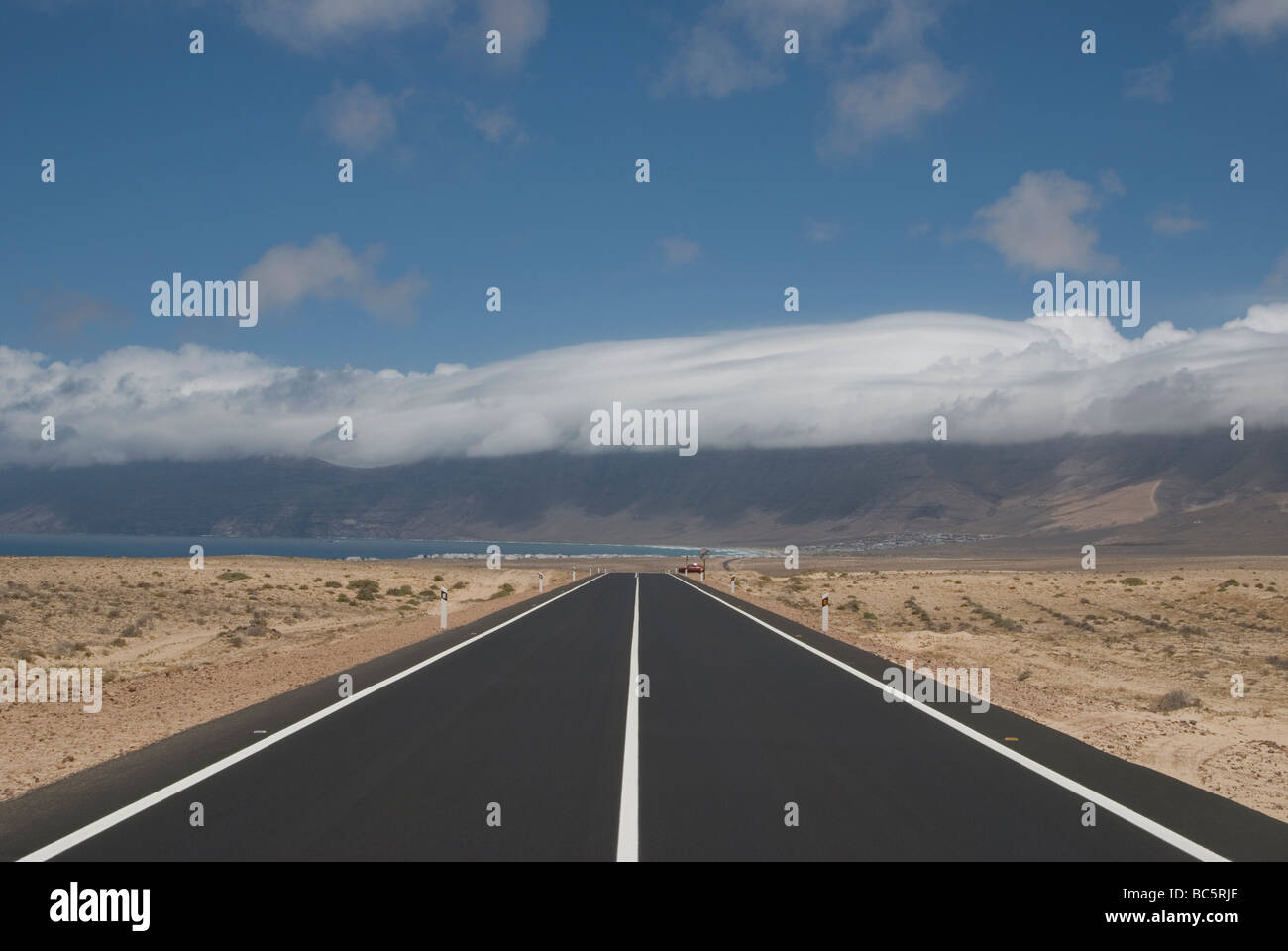 Spanien, Lanzarote, El Jable, leere Straße durch Wüste Stockfoto