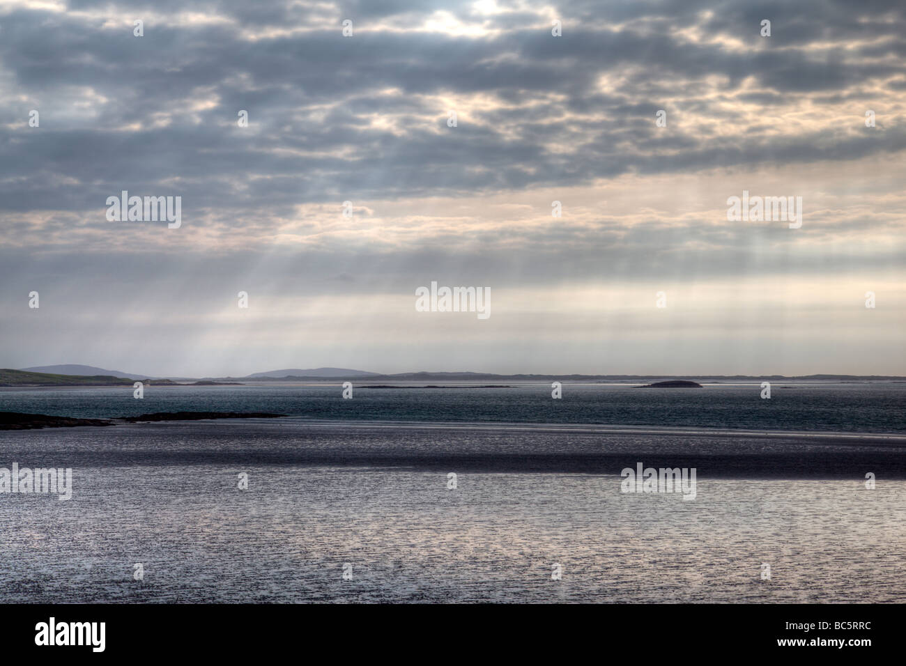 Dramatischer Himmel über der Küste von North Uist, Schottland Stockfoto