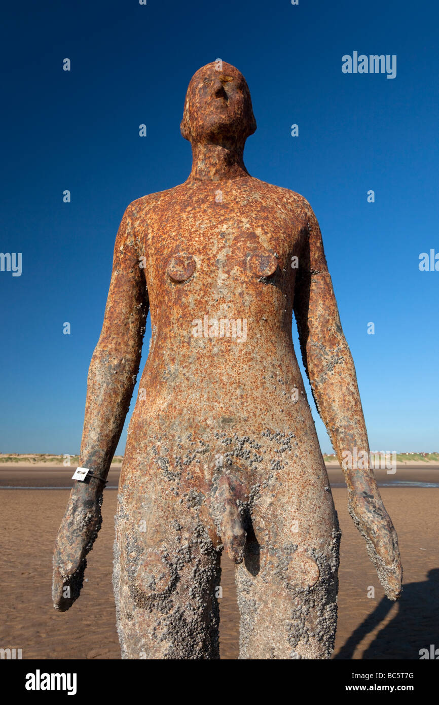 Sir Antony Gormley artwork Eine andere Stelle Crosby Strand, die Teil der Sefton Coast befindet, innerhalb der Liverpool City Region des Vereinigten Königreichs. Stockfoto