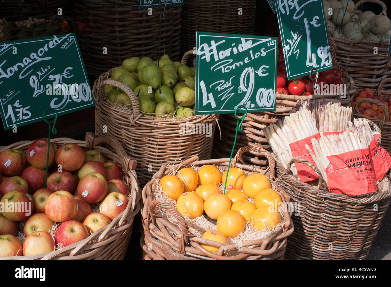 Obst und Gemüse für den Verkauf in einem typischen Geschäft im Bereich Pas De Calais in Nordfrankreich Stockfoto