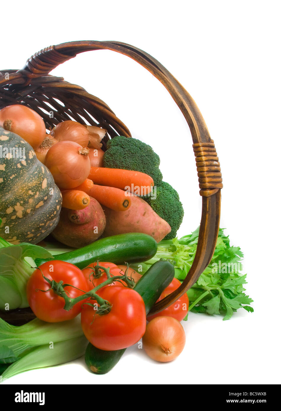 Korb mit frischem Marktgemüse auf weißem Hintergrund Stockfoto