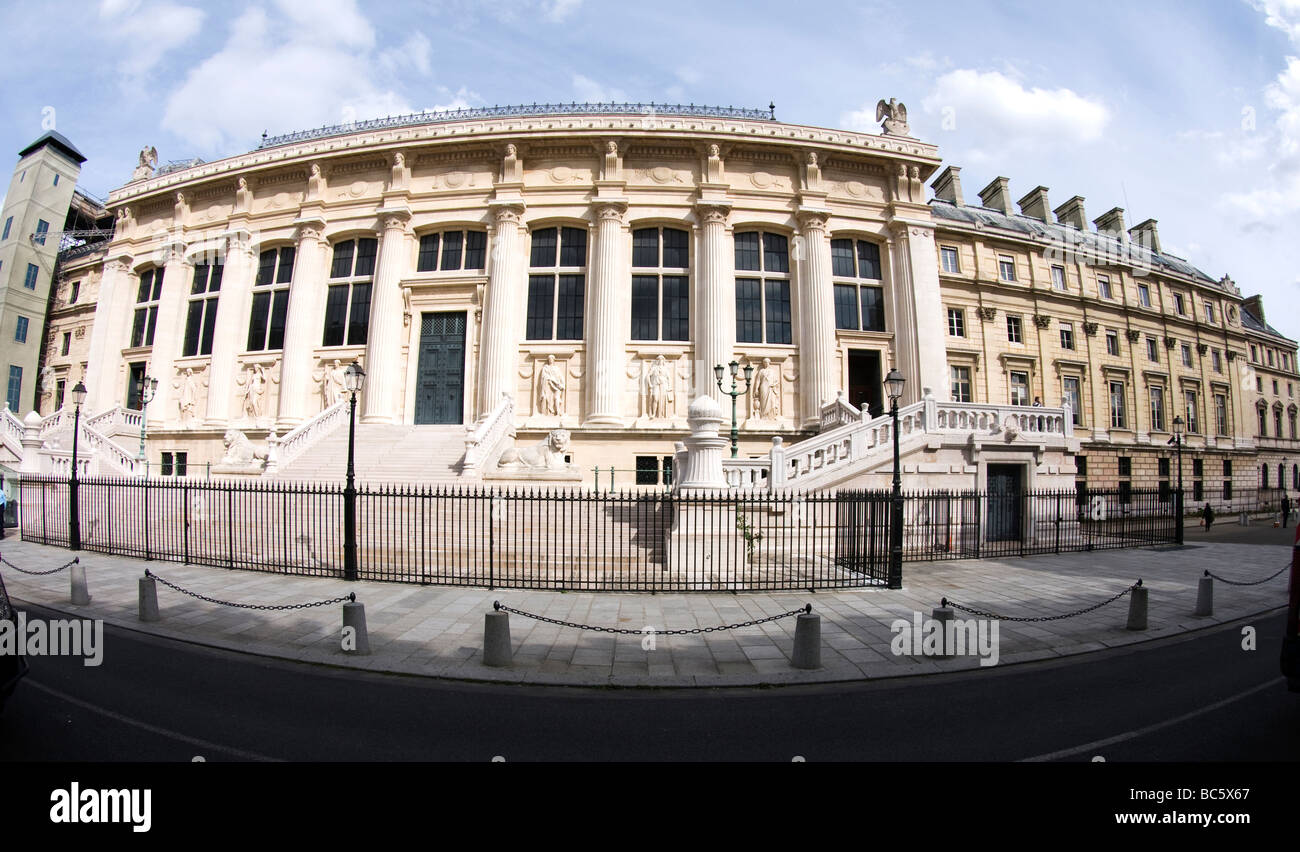 der Palais de Justizpalast der Gerechtigkeit Regierung Gerichtsgebäude in Paris Frankreich in einer Fisch-Auge-Weitwinkel-Ansicht Stockfoto