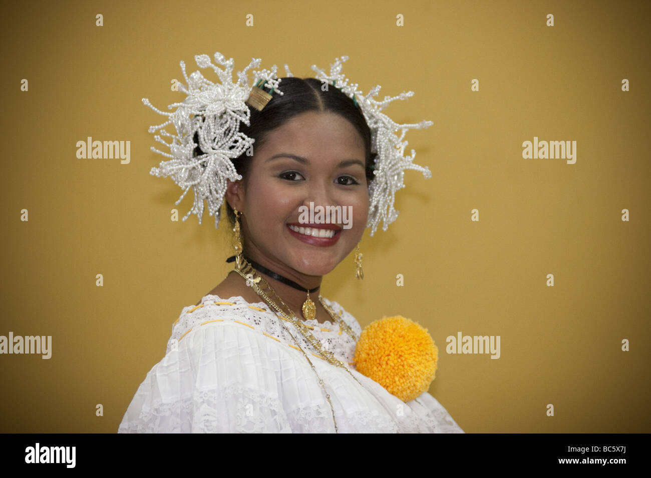 Treffen mit panamaischen Folklore Tänzer tragen eine Pollera, ULACIT Folklore, Panama City, Republik von Panama in Mittelamerika Stockfoto