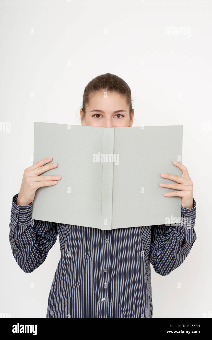 Junge Frau (16-17) Lesung Dokumente Stockfoto