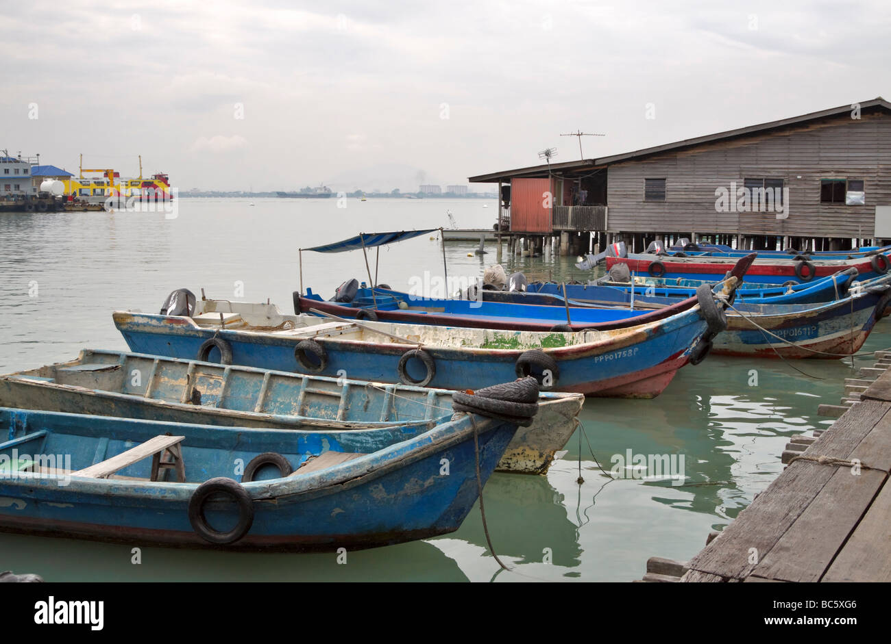 Angelboote/Fischerboote am Chew Jetty, Georgetown, Penang, Malaysia Stockfoto