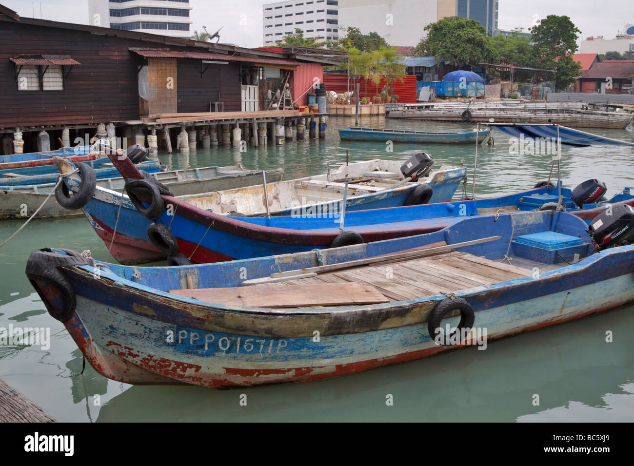 Angelboote/Fischerboote am Chew Jetty, Georgetown, Penang, Malaysia Stockfoto