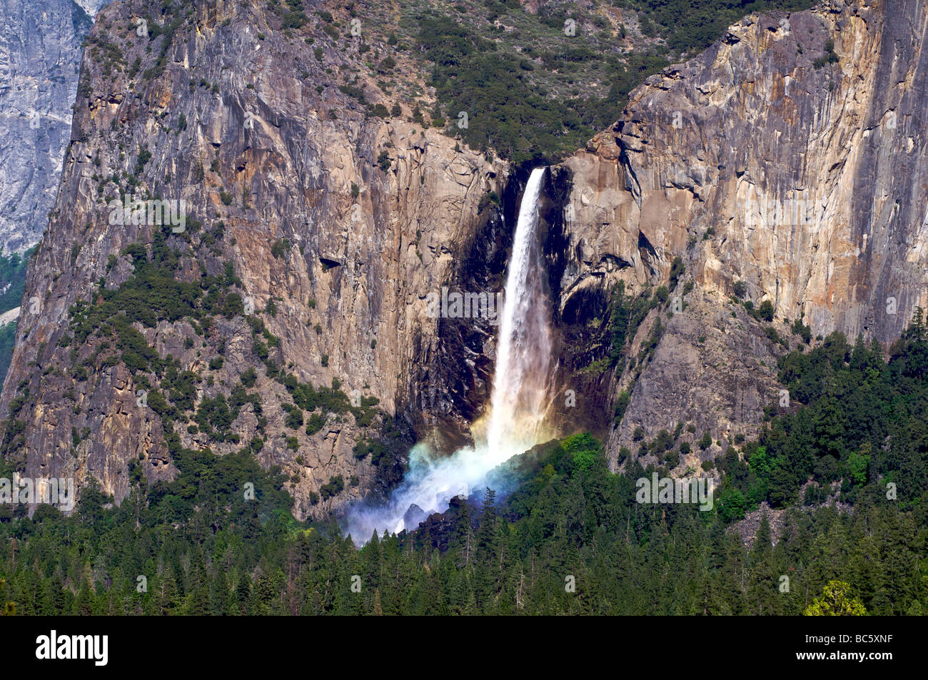 Bridalveil Wasserfälle im Yosemite mit ein wenig des Regenbogen-Effekt an der Unterseite des Wasserfalls. Stockfoto