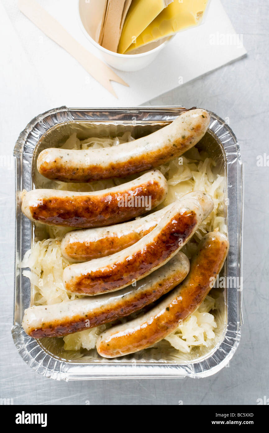 Würstchen mit Sauerkraut in Alu-Container zum mitnehmen Stockfotografie ...