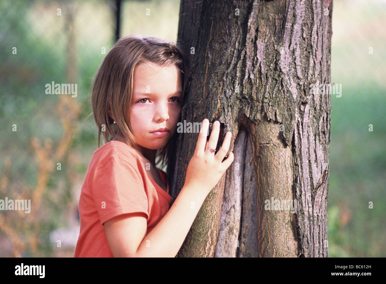 schöne Mädchen stand in der Nähe ein Baum im Wald Stockfoto