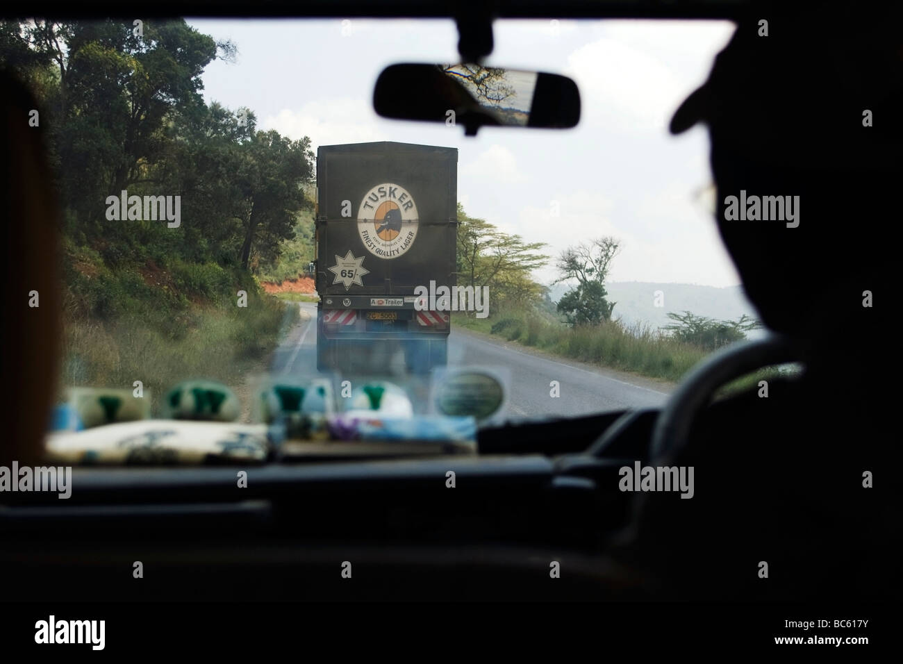 Tusker Bierwagen durch Fenster des Safari-Fahrzeug - in der Nähe von Nairobi, Kenia Stockfoto