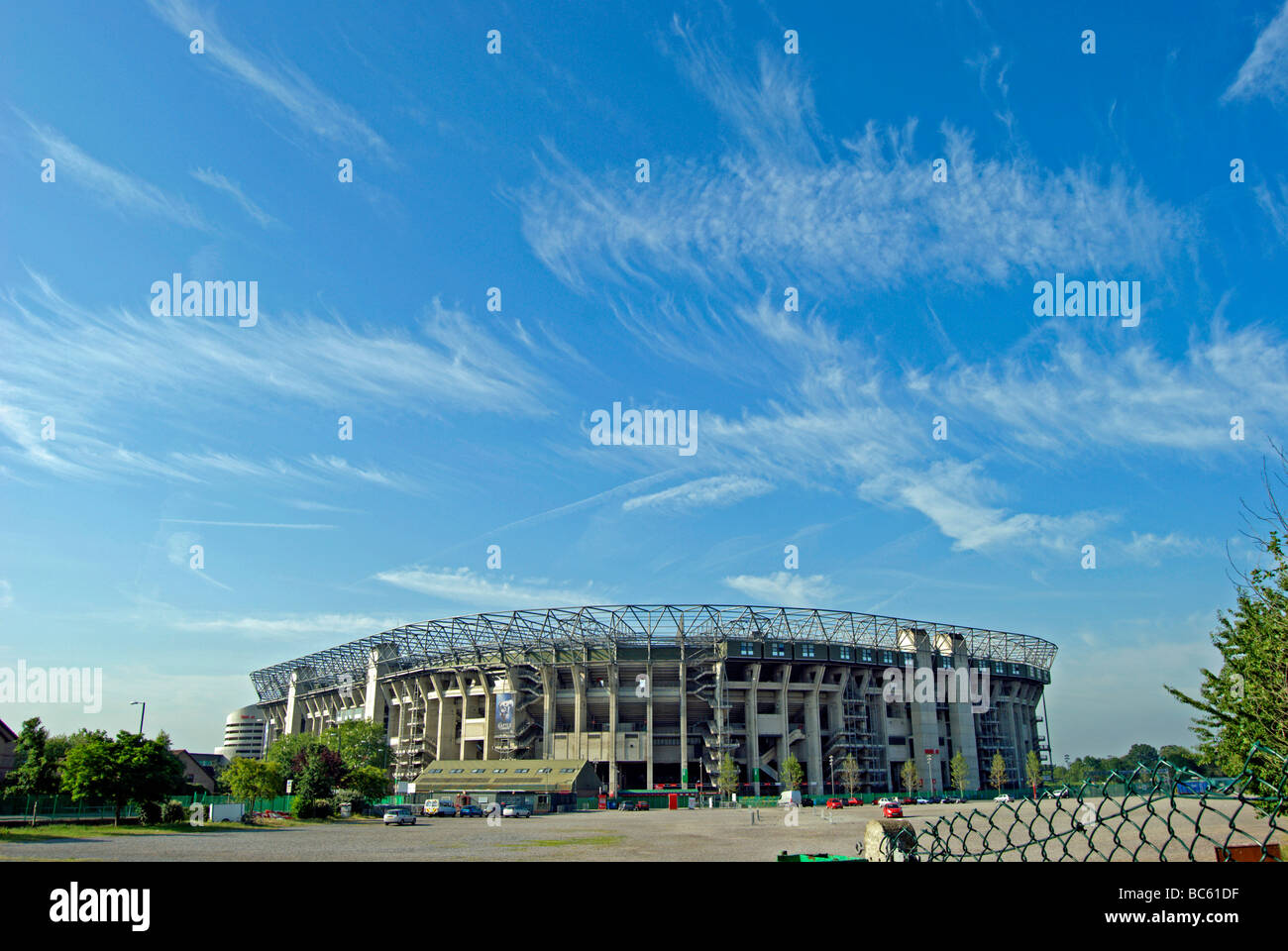 Nordseite des Twickenham Stadium, oder Rugby Ground, Twickenham, Middlesex, England, unter einem blauen Himmel mit hohen wispy cirrostratus Wolken Stockfoto