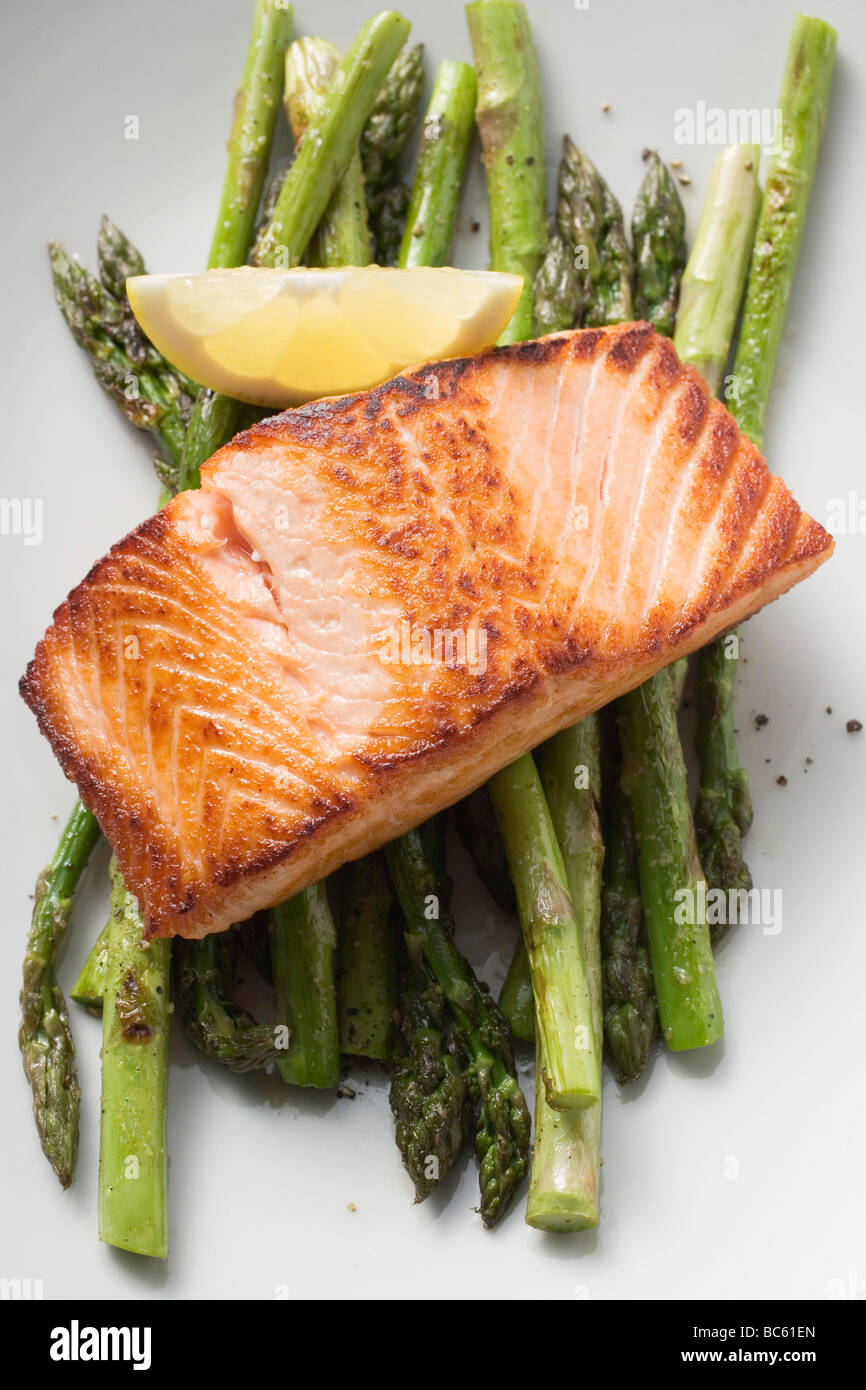 Gebratener Lachs-Filet auf grünem Spargel- Stockfoto