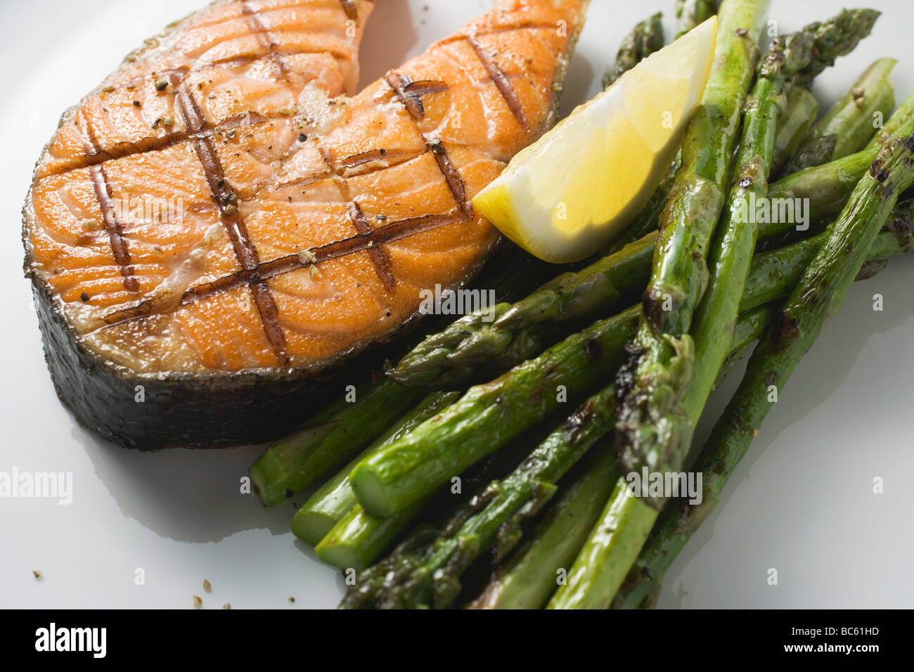 Gegrillte Lachs-Schnitzel mit grünem Spargel- Stockfoto