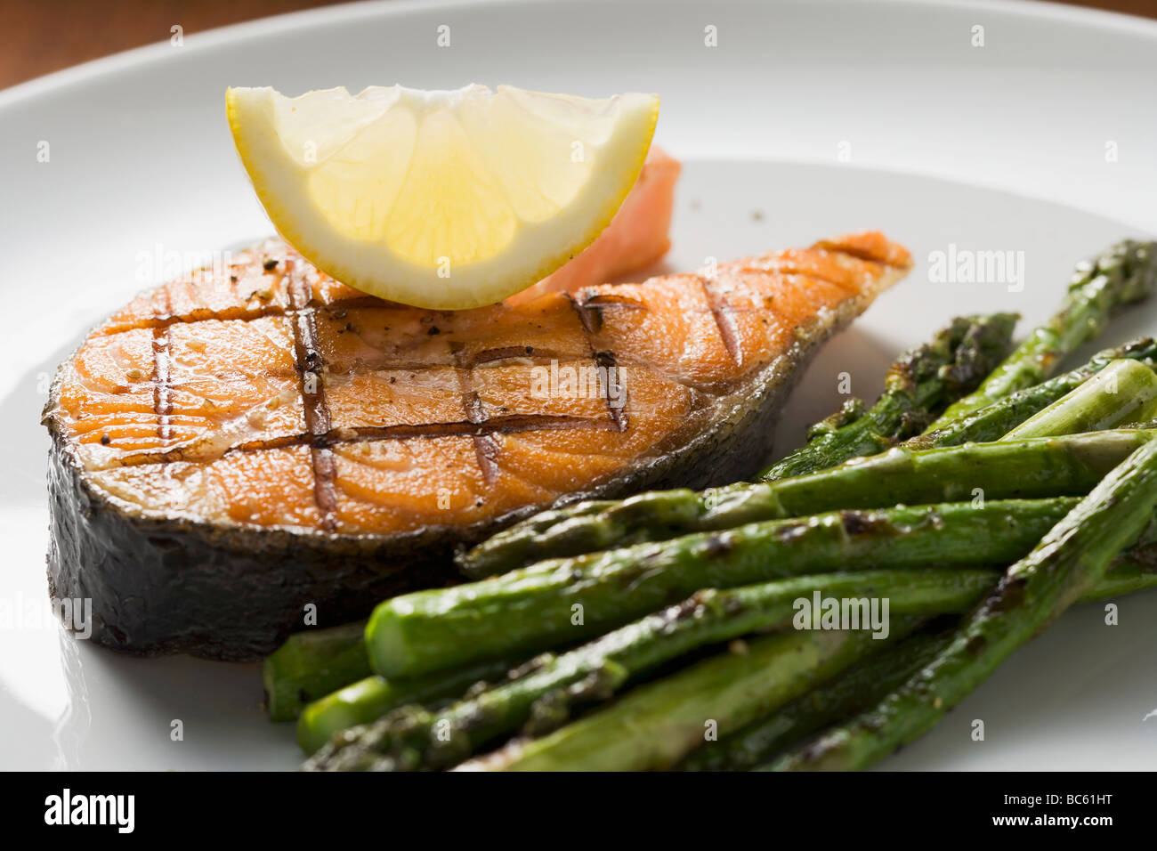 Gegrillte Lachs-Schnitzel mit grünem Spargel- Stockfoto