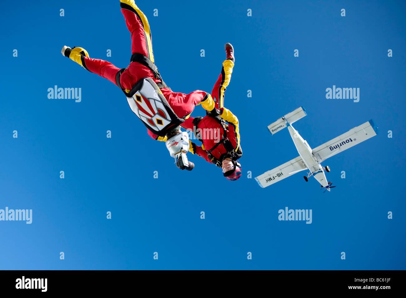 Zwei Fallschirmspringer tun Freifall, Schweiz Stockfoto