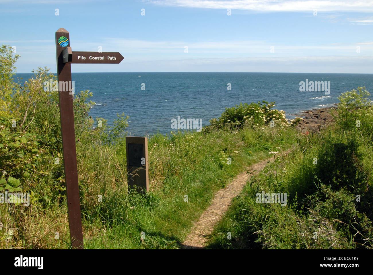 Ein Fife Coastal Path-Wegweiser an der Küste auf den Firth of Forth in Crail, Fife. Stockfoto