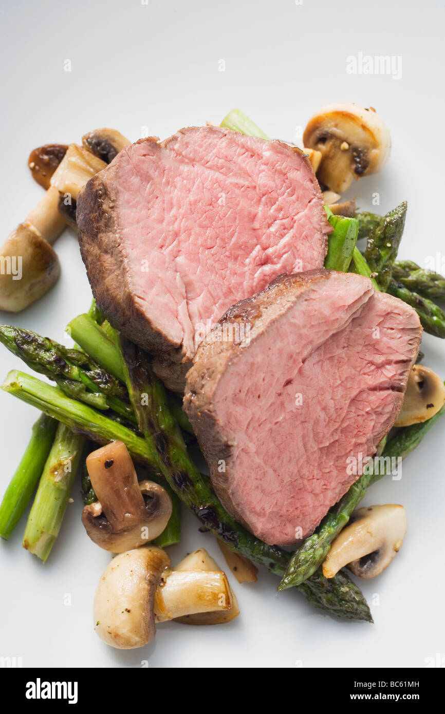 Rinderfilet mit grünem Spargel und Pilze- Stockfoto
