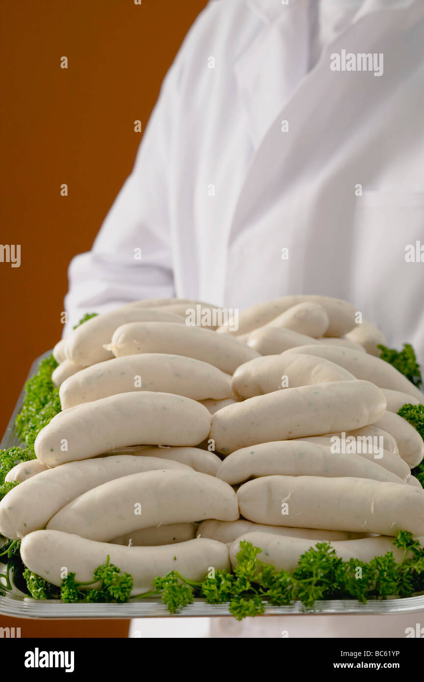 Person Holding Tablett mit Weißwurst (Weißwürste)- Stockfoto