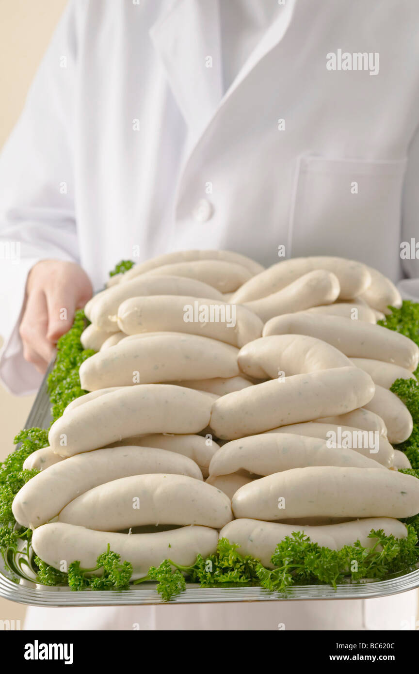 Person Holding Tablett mit Weißwurst (Weißwürste)- Stockfoto