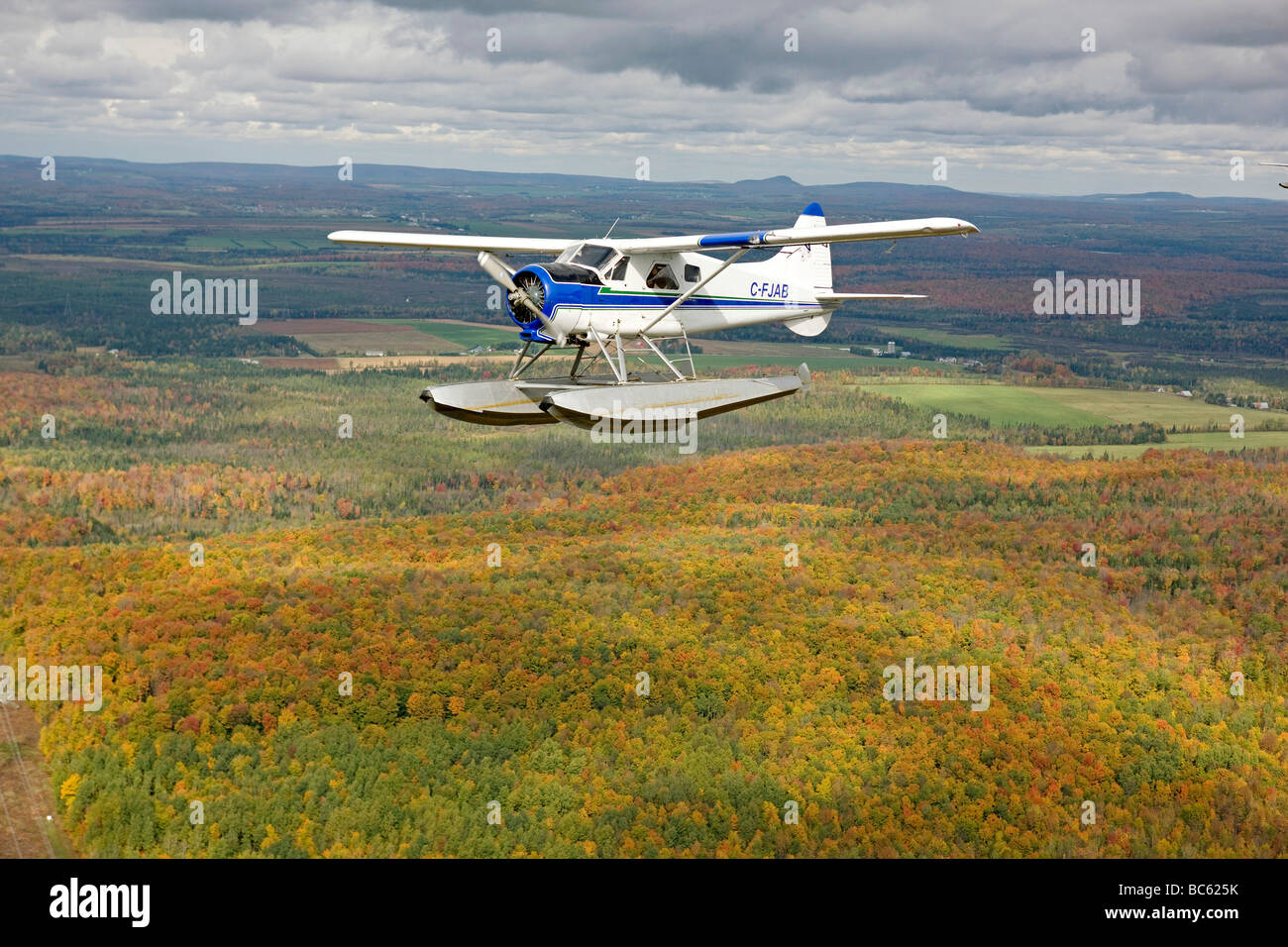 Propeller-Flugzeug fliegt über Landschaft, Kanada, Quebec Stockfoto
