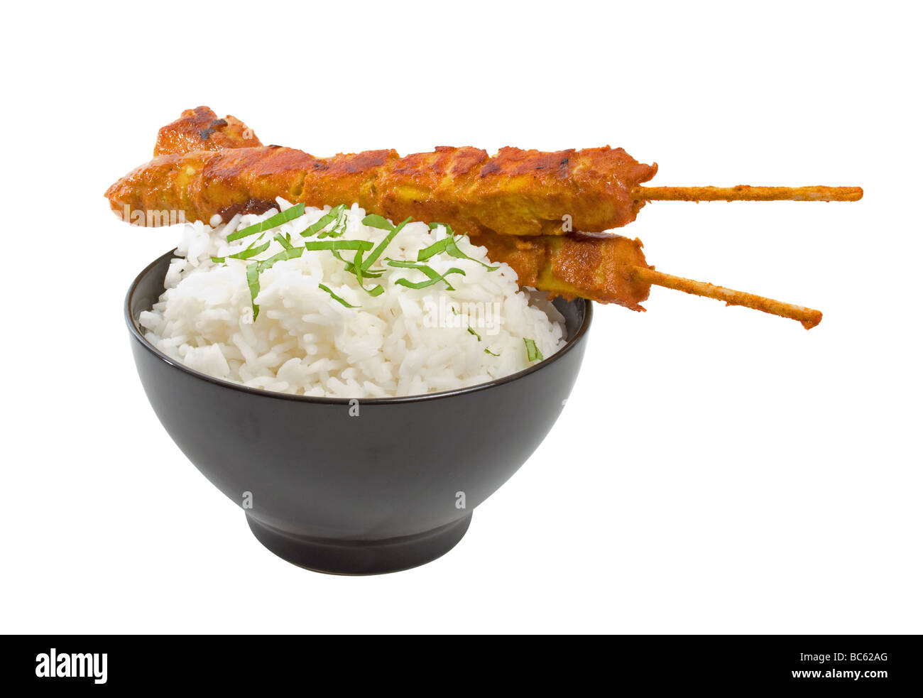 Hähnchen-Satay-Spieße mit Reis, isoliert auf weißem Hintergrund Stockfoto