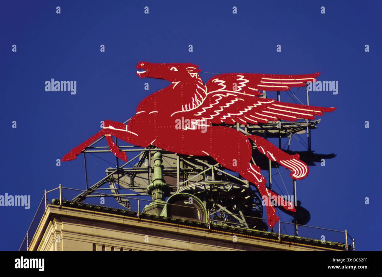 Mobil geflügeltes pferd -Fotos und -Bildmaterial in hoher Auflösung – Alamy