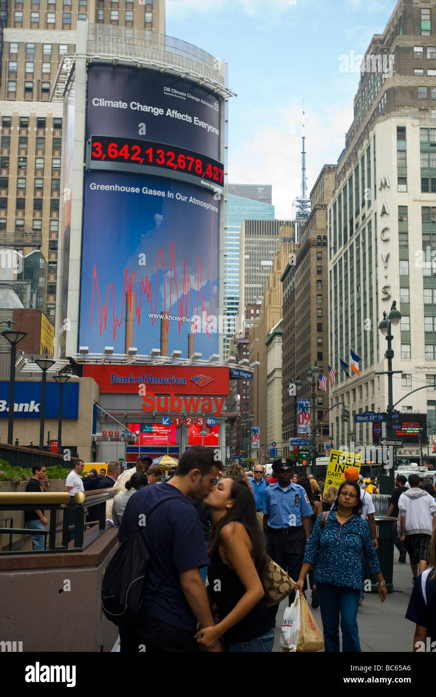 Die Carbon Counter Plakatwand in New York verfolgt die Menge an Treibhausgasen in der Atmosphäre Stockfoto