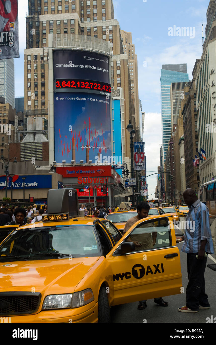 Die Carbon Counter Plakatwand in New York verfolgt die Menge an Treibhausgasen in der Atmosphäre Stockfoto