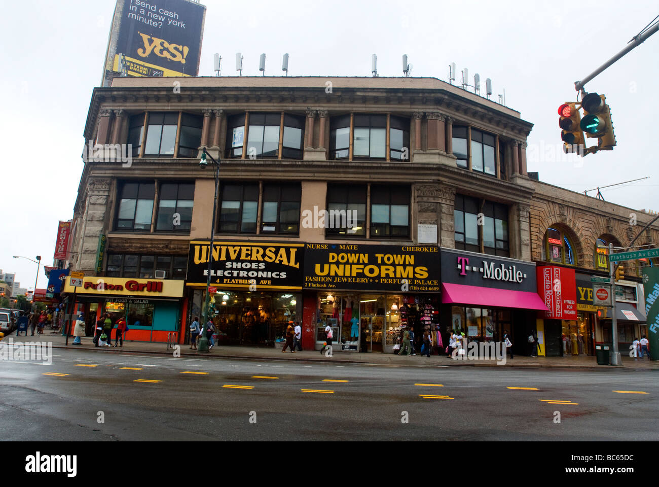 Einkaufen bei Flatbush Avenue und Fulton Street Kreuzung in Downtown Brooklyn Stockfoto