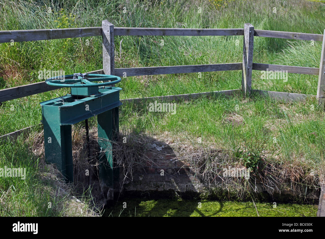 Schleuse am Fluss Stockfoto