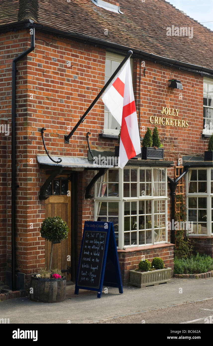 Jolly Cricketers lokalen Dorfkneipe in Seer Green Buckinghamshire UK der eigenen Flagge von England an Str. Georges Tag. Stockfoto
