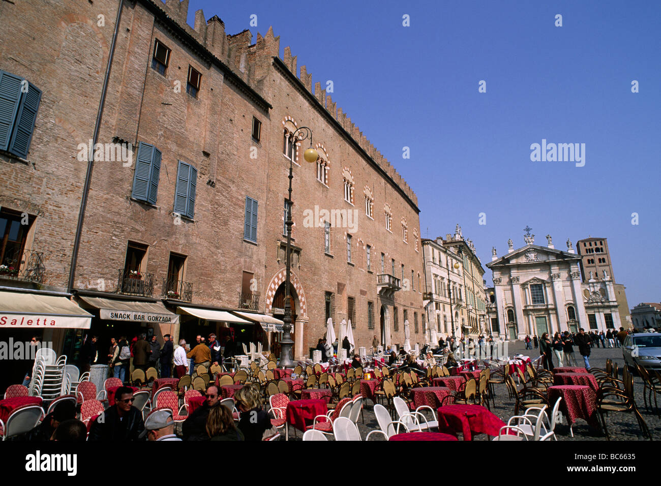 Italien, Lombardei, Mantua, Piazza Sordello, Café im Freien und Palazzo Bonacolsi Stockfoto