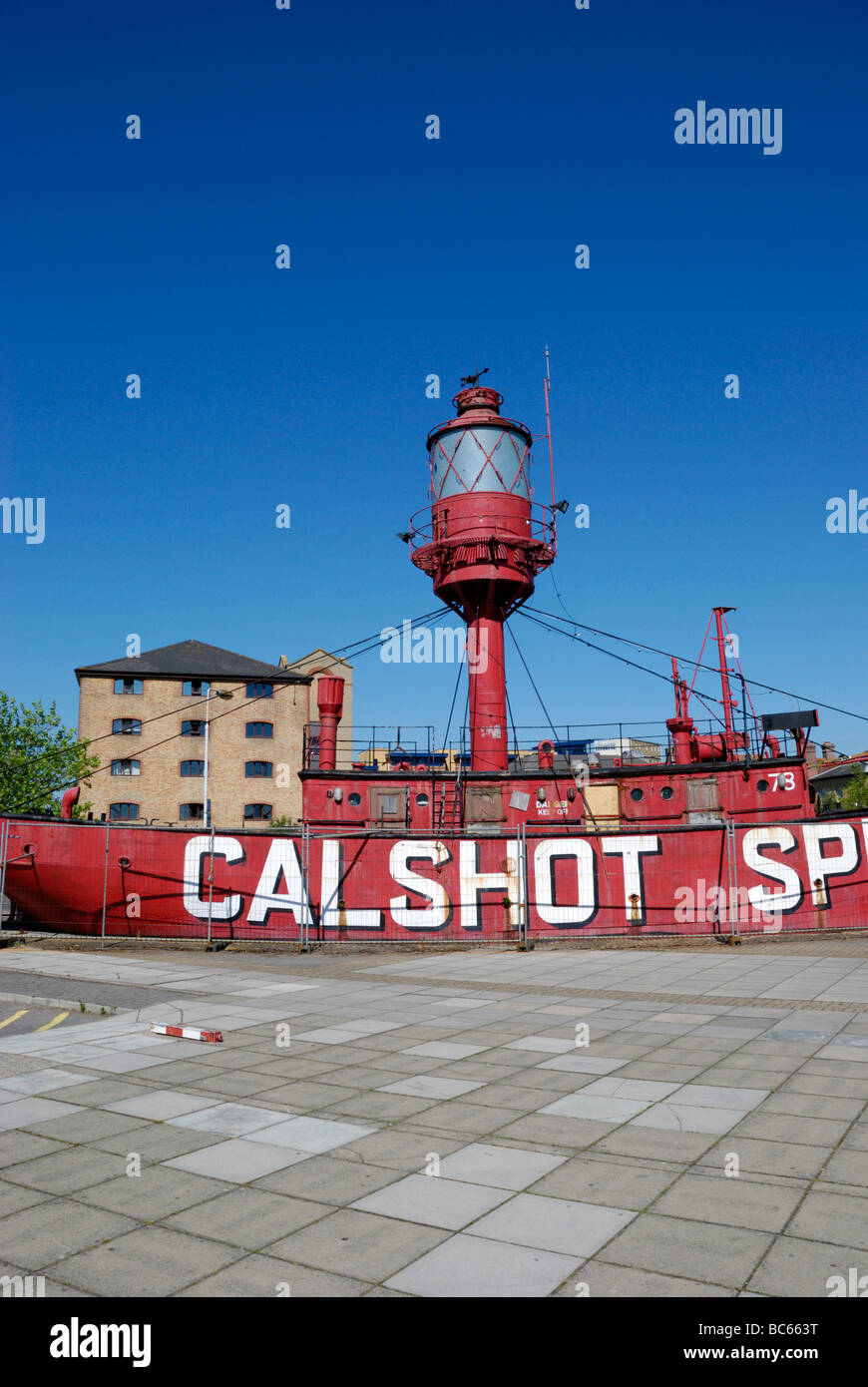 Calshot Spit Feuerschiff an Ocean Village Marina Southampton Hampshire in England Stockfoto