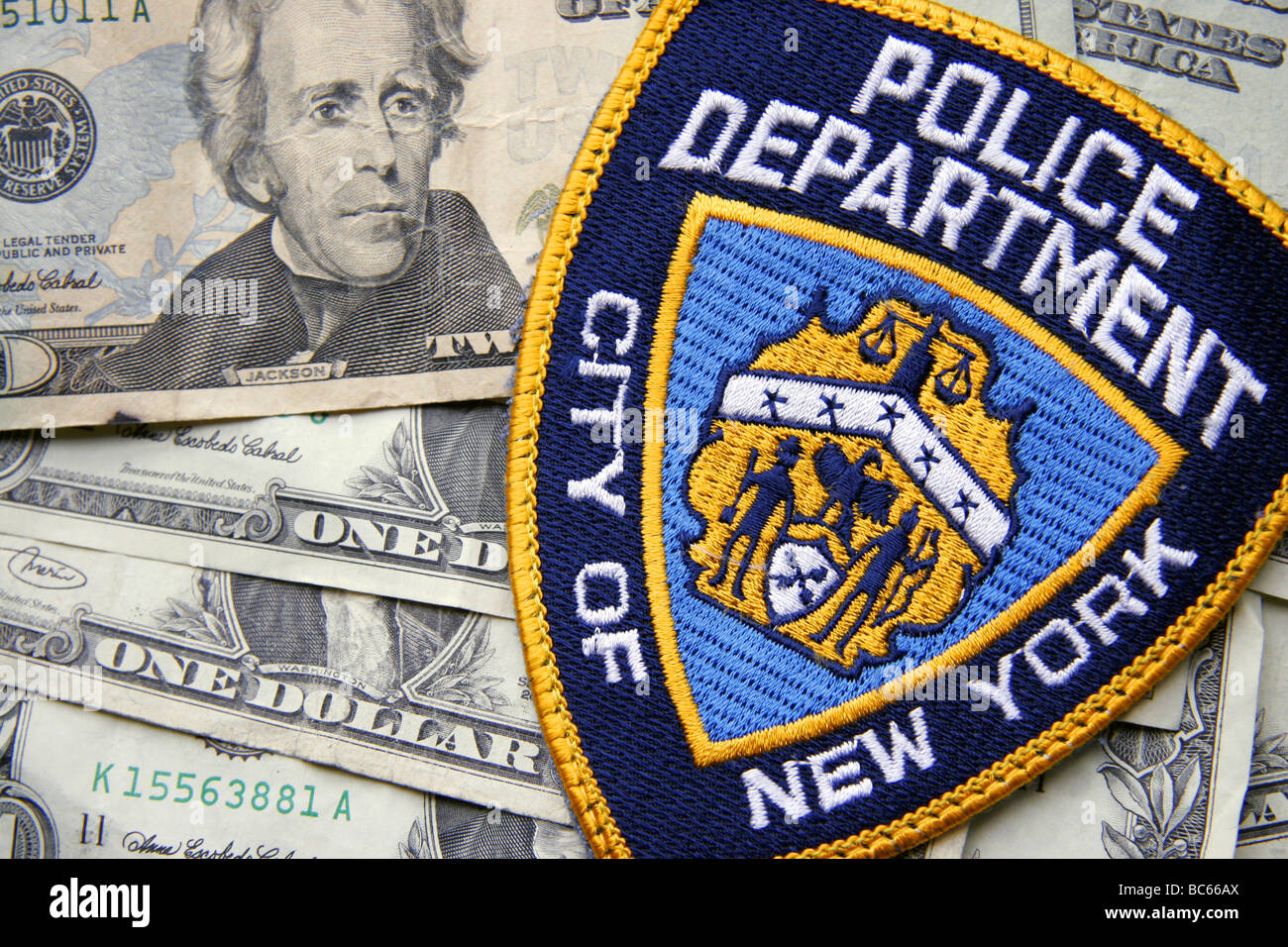 Polizei-Patch der NYPD und US-Dollar bills Stockfoto