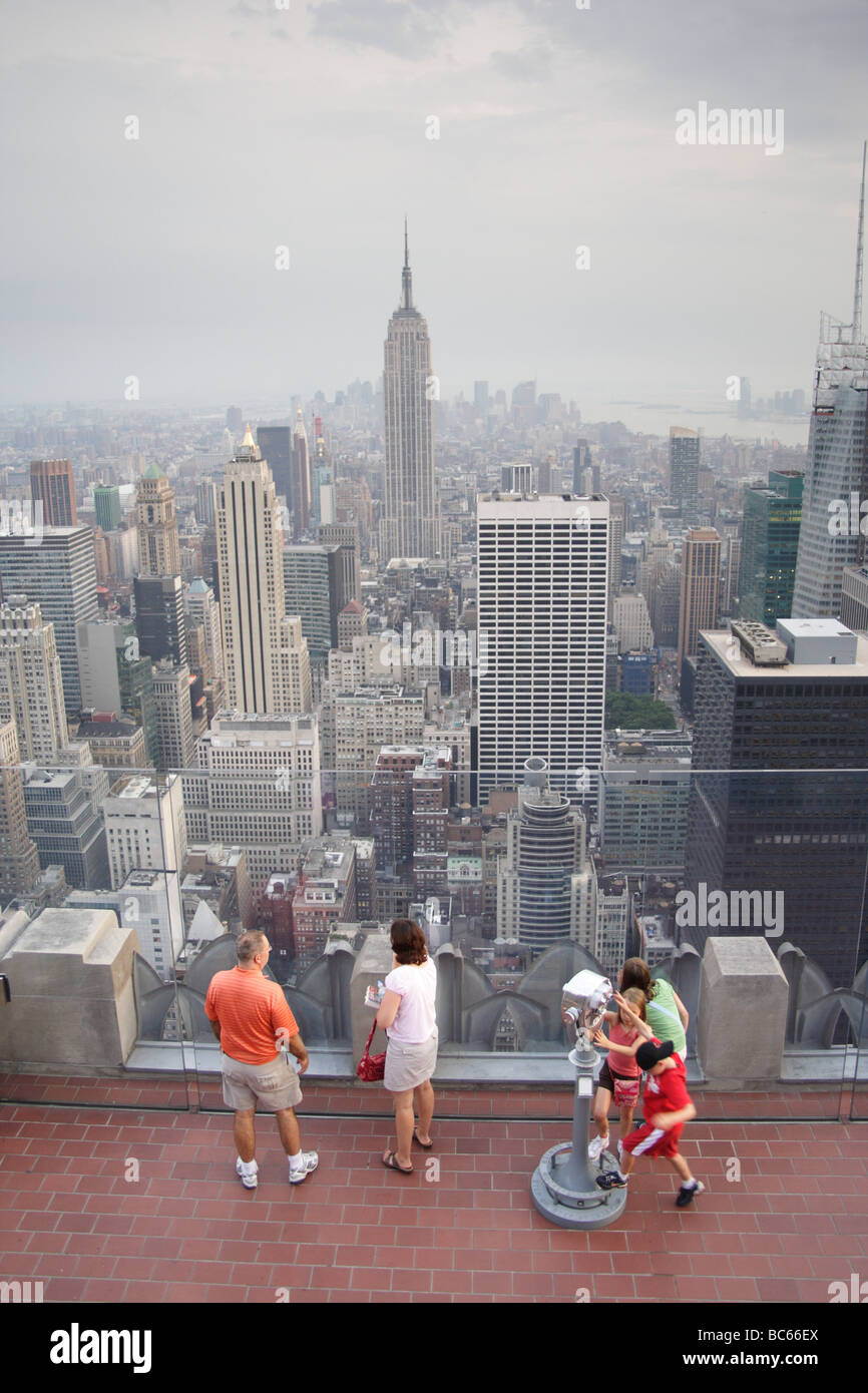 Touristen auf der Aussichtsplattform Rockefeller, Manhattan New York Stockfoto