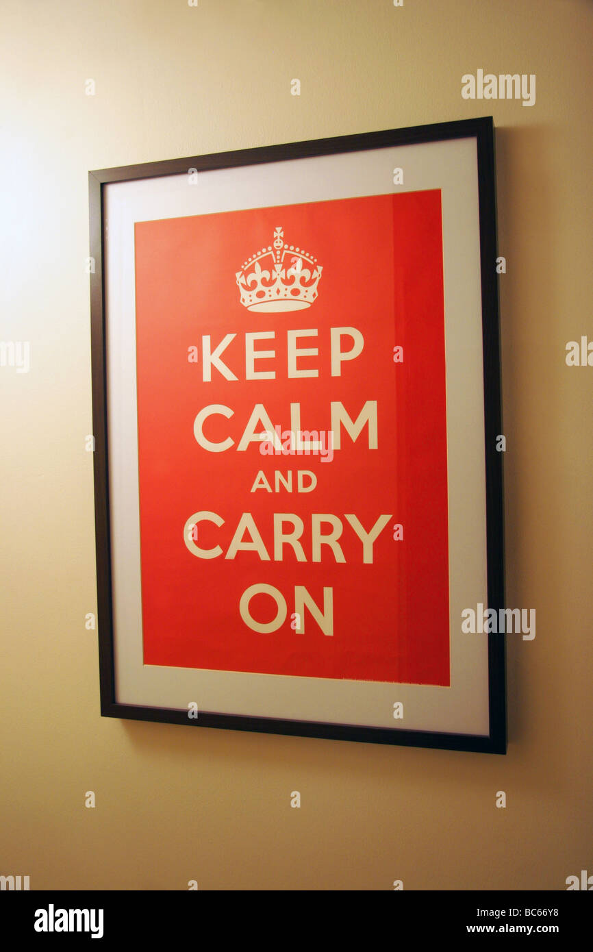 Gerahmte Keep Calm and Carry On Plakat Stockfoto