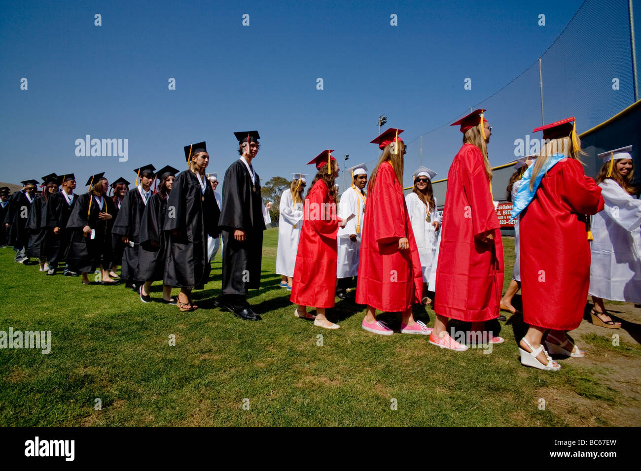 Es waren Tränen sowie Beifall unter High School Absolventen in Costa Mesa, CA. Stockfoto