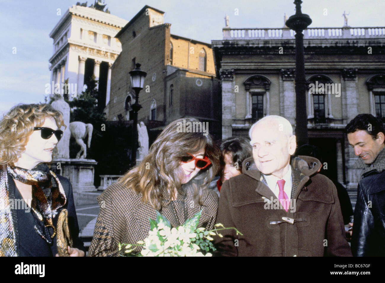 Mähren, Alberto, 28.11.1907 - 26.9.1990, italienischer Schriftsteller/Autor, halbe Länge, mit NIPs, Rom, 1980er Jahre, Stockfoto