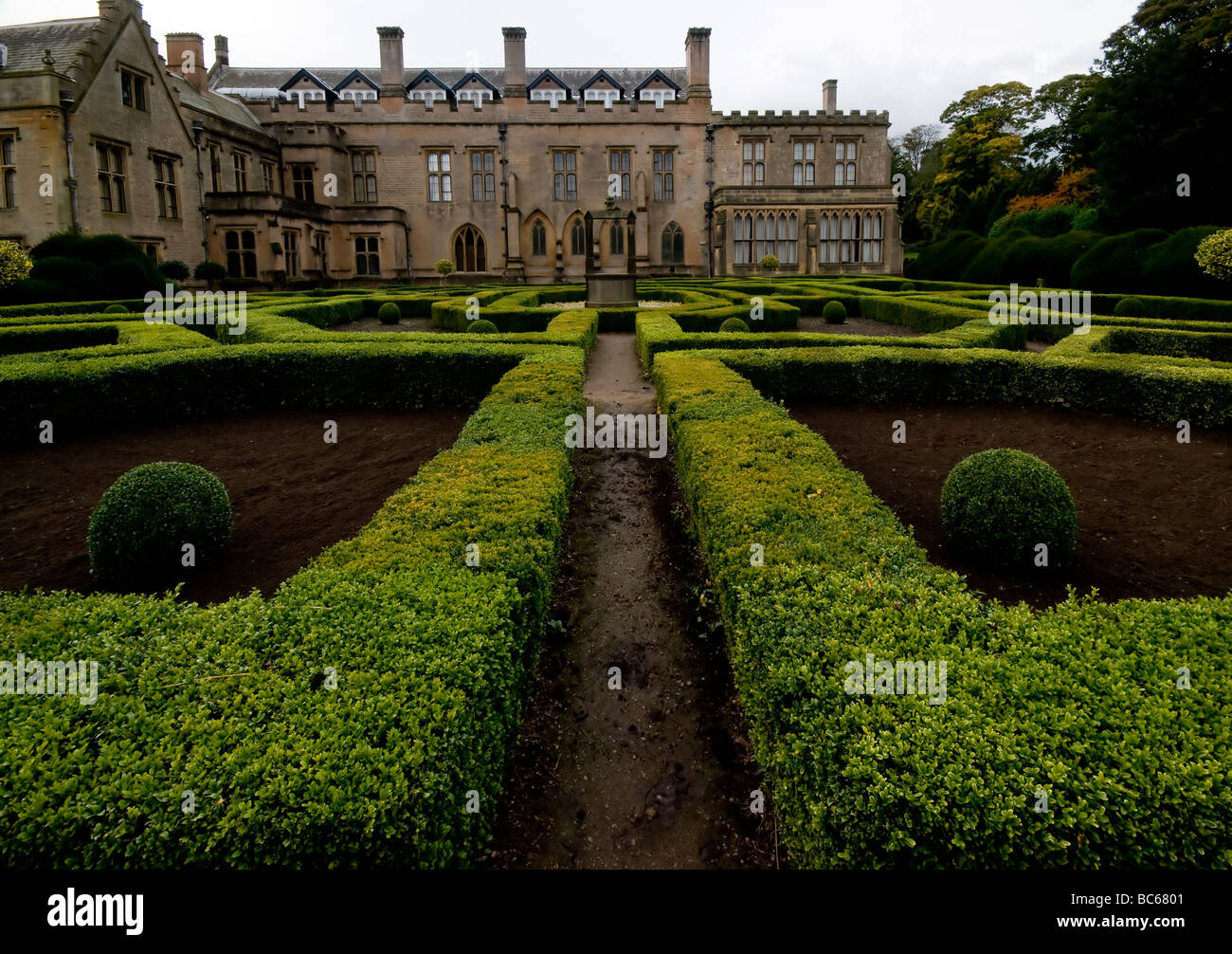 Gepflegte Hecken in den Gärten der Newstead Abbey, die als Stammhaus von Lord Byron in Nottinghamshire, England, bekannt ist Stockfoto